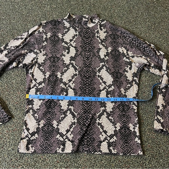 Modest Purple & Grey Snake Animal Print Bar Wing Long-Sleeve Shirt Top Sz XS-S - Picture 13 of 16